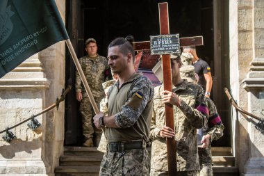 Lviv, Ukrayna, 29 Ağustos 2024 'te Lviv' deki Aziz Havariler Kilisesi 'nde Rus ordusuna karşı savaşta ölen iki Ukraynalı asker için düzenlenen cenaze töreni..