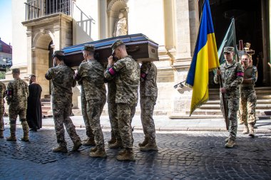 Lviv, Ukrayna, 29 Ağustos 2024 'te Lviv' deki Aziz Havariler Kilisesi 'nde Rus ordusuna karşı savaşta ölen iki Ukraynalı asker için düzenlenen cenaze töreni..