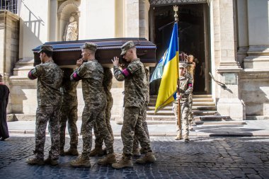 Lviv, Ukrayna, 29 Ağustos 2024 'te Lviv' deki Aziz Havariler Kilisesi 'nde Rus ordusuna karşı savaşta ölen iki Ukraynalı asker için düzenlenen cenaze töreni..