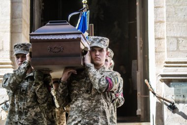 Lviv, Ukrayna, 29 Ağustos 2024 'te Lviv' deki Aziz Havariler Kilisesi 'nde Rus ordusuna karşı savaşta ölen iki Ukraynalı asker için düzenlenen cenaze töreni..