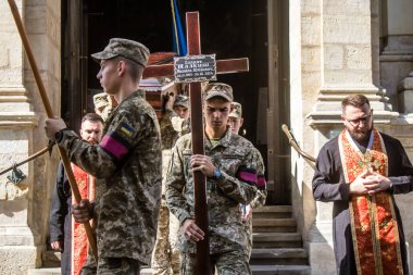 Lviv, Ukrayna, 29 Ağustos 2024 'te Lviv' deki Aziz Havariler Kilisesi 'nde Rus ordusuna karşı savaşta ölen iki Ukraynalı asker için düzenlenen cenaze töreni..