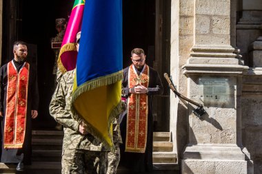 Lviv, Ukrayna, 29 Ağustos 2024 'te Lviv' deki Aziz Havariler Kilisesi 'nde Rus ordusuna karşı savaşta ölen iki Ukraynalı asker için düzenlenen cenaze töreni..