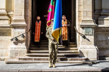 Lviv, Ukrayna, 29 Ağustos 2024 'te Lviv' deki Aziz Havariler Kilisesi 'nde Rus ordusuna karşı savaşta ölen iki Ukraynalı asker için düzenlenen cenaze töreni..