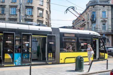 Lviv, Ukrayna, 29 Ağustos 2024 Lviv tramvayı şehir düzenli olarak bombalama ve balistik saldırı tehdidi altındayken çalışmaya devam ediyor. Lviv 'in kamu hizmetleri Rus füzeleri tarafından hedef alınmıştır..