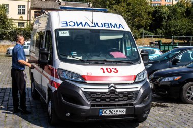 Lviv, Ukrayna, 29 Ağustos 2024 Ambülans Rusya ile savaş sırasında Lviv şehir merkezinde çalışır. Lviv tehdit ediliyor ve Rus füzeleri tarafından hedef alınıyor..
