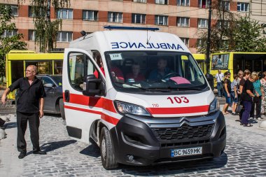 Lviv, Ukrayna, 29 Ağustos 2024 Ambülans Rusya ile savaş sırasında Lviv şehir merkezinde çalışır. Lviv tehdit ediliyor ve Rus füzeleri tarafından hedef alınıyor..