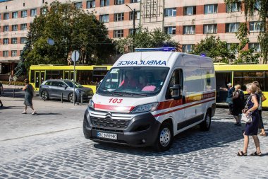 Lviv, Ukrayna, 29 Ağustos 2024 Ambülans Rusya ile savaş sırasında Lviv şehir merkezinde çalışır. Lviv tehdit ediliyor ve Rus füzeleri tarafından hedef alınıyor..