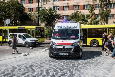 Lviv, Ukrayna, 29 Ağustos 2024 Ambülans Rusya ile savaş sırasında Lviv şehir merkezinde çalışır. Lviv tehdit ediliyor ve Rus füzeleri tarafından hedef alınıyor..