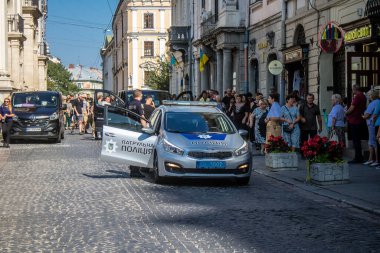 Lviv, Ukrayna, 29 Ağustos 2024 Ukrayna polis arabası Lviv sokaklarında devriye geziyor..