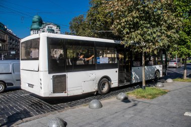 Lviv, Ukrayna, 29 Ağustos 2024 Otobüs Lviv caddelerinde yuvarlanıyor. Kamu hizmetleri savaşa ve şehre Rus silahlı kuvvetlerinin saldırısına rağmen faaliyet gösteriyor..