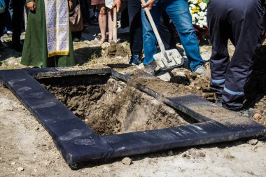 Lviv, Ukrayna, 29 Ağustos 2024 Mars Alanı 'ndaki mezarcılar tarafından gömüldü, Lviv askeri mezarlığı, Rus ordusuna karşı savaşta ölen iki Ukraynalı asker..
