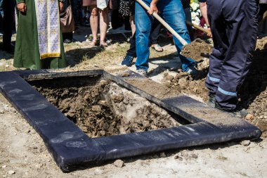 Lviv, Ukrayna, 29 Ağustos 2024 Mars Alanı 'ndaki mezarcılar tarafından gömüldü, Lviv askeri mezarlığı, Rus ordusuna karşı savaşta ölen iki Ukraynalı asker..