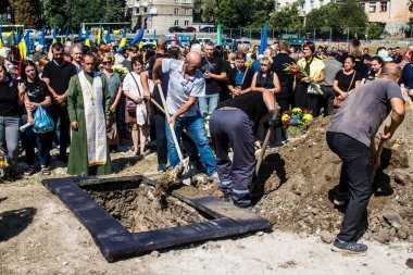 Lviv, Ukrayna, 29 Ağustos 2024 Mars Alanı 'ndaki mezarcılar tarafından gömüldü, Lviv askeri mezarlığı, Rus ordusuna karşı savaşta ölen iki Ukraynalı asker..