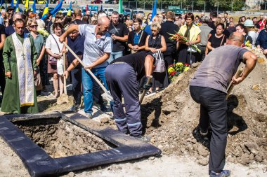 Lviv, Ukrayna, 29 Ağustos 2024 Mars Alanı 'ndaki mezarcılar tarafından gömüldü, Lviv askeri mezarlığı, Rus ordusuna karşı savaşta ölen iki Ukraynalı asker..