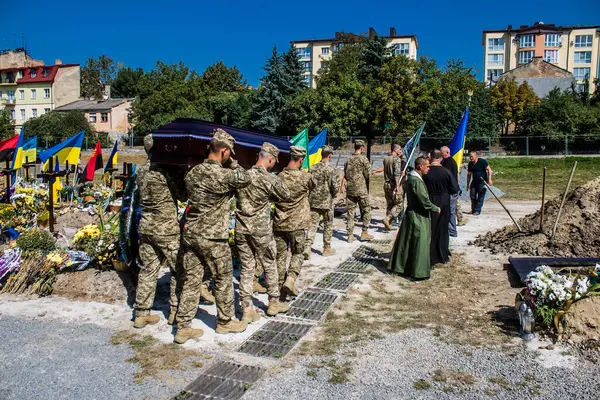 Lviv, Ukrayna, 29 Ağustos 2024 'te Mars Alanı' nda, Lviv askeri mezarlığında Rus ordusuna karşı savaşta ölen iki Ukraynalı askerin cenazesi için düzenlenen tören..