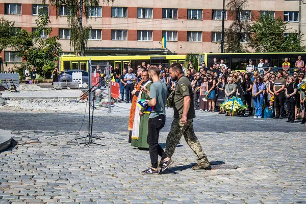 Lviv, Ukrayna, 29 Ağustos 2024 'te Mars Alanı' nda, Lviv askeri mezarlığında Rus ordusuna karşı savaşta ölen iki Ukraynalı askerin cenazesi için düzenlenen tören..