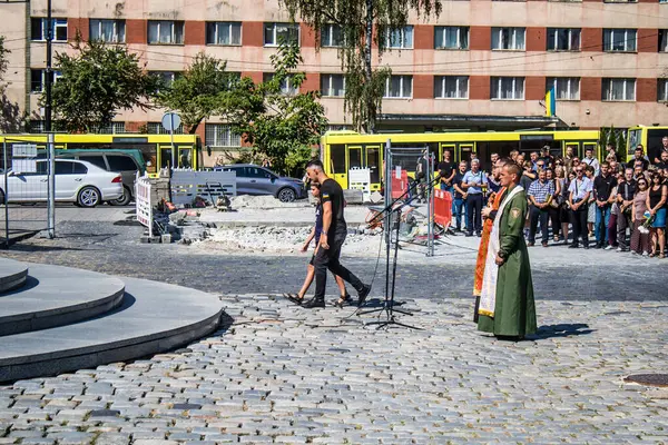 Lviv, Ukrayna, 29 Ağustos 2024 'te Mars Alanı' nda, Lviv askeri mezarlığında Rus ordusuna karşı savaşta ölen iki Ukraynalı askerin cenazesi için düzenlenen tören..