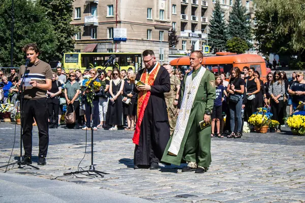 Lviv, Ukrayna, 29 Ağustos 2024 'te Mars Alanı' nda, Lviv askeri mezarlığında Rus ordusuna karşı savaşta ölen iki Ukraynalı askerin cenazesi için düzenlenen tören..