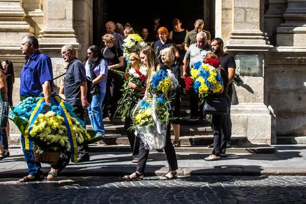 Lviv, Ukrayna, 29 Ağustos 2024 'te Lviv' deki Aziz Havariler Kilisesi 'nde Rus ordusuna karşı savaşta ölen iki Ukraynalı asker için düzenlenen cenaze töreni..