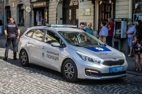 Lviv, Ukrayna, 29 Ağustos 2024 Ukrayna polis arabası Lviv sokaklarında devriye geziyor..