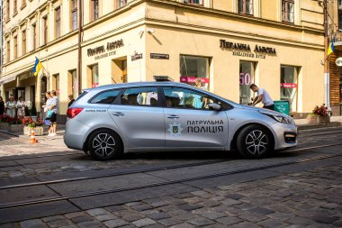 Lviv, Ukrayna, 30 Ağustos 2024 Ukrayna polis arabası Lviv sokaklarında devriye geziyor..