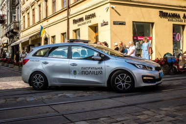 Lviv, Ukrayna, 30 Ağustos 2024 Ukrayna polis arabası Lviv sokaklarında devriye geziyor..
