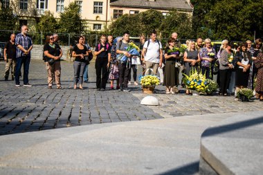 Lviv, Ukrayna, 30 Ağustos 2024 Mars Alanı 'ndaki Lviv askeri mezarlığındaki arkadaşları Rus ordusuyla savaşta ölen Ukraynalı askerlerin defnedilmesine katıldılar..