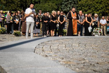 Lviv, Ukrayna, 30 Ağustos 2024 Mars Alanı 'ndaki Lviv askeri mezarlığındaki arkadaşları Rus ordusuyla savaşta ölen Ukraynalı askerlerin defnedilmesine katıldılar..