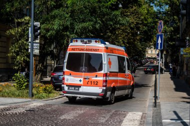 Lviv, Ukrayna, 31 Ağustos 2024 Ambülans Rusya ile savaş sırasında Lviv şehir merkezinde çalışır. Lviv tehdit ediliyor ve Rus füzeleri tarafından hedef alınıyor..