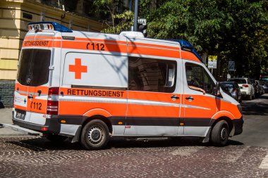 Lviv, Ukrayna, 31 Ağustos 2024 Ambülans Rusya ile savaş sırasında Lviv şehir merkezinde çalışır. Lviv tehdit ediliyor ve Rus füzeleri tarafından hedef alınıyor..