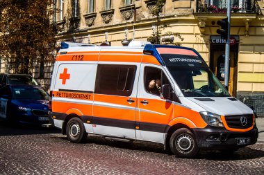Lviv, Ukrayna, 31 Ağustos 2024 Ambülans Rusya ile savaş sırasında Lviv şehir merkezinde çalışır. Lviv tehdit ediliyor ve Rus füzeleri tarafından hedef alınıyor..