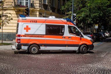 Lviv, Ukrayna, 31 Ağustos 2024 Ambülans Rusya ile savaş sırasında Lviv şehir merkezinde çalışır. Lviv tehdit ediliyor ve Rus füzeleri tarafından hedef alınıyor..
