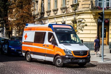 Lviv, Ukrayna, 31 Ağustos 2024 Ambülans Rusya ile savaş sırasında Lviv şehir merkezinde çalışır. Lviv tehdit ediliyor ve Rus füzeleri tarafından hedef alınıyor..