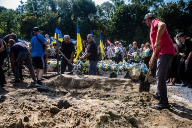 Lviv, Ukrayna, 31 Ağustos 2024 Rus ordusuna karşı yapılan savaşta ölen bir Azo askerinin mezarcılar tarafından Mars Alanı 'nda defnedildi..