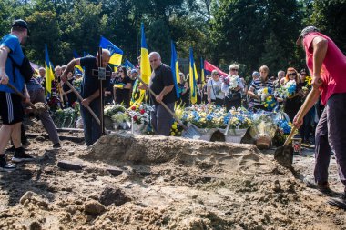 Lviv, Ukrayna, 31 Ağustos 2024 Rus ordusuna karşı yapılan savaşta ölen bir Azo askerinin mezarcılar tarafından Mars Alanı 'nda defnedildi..