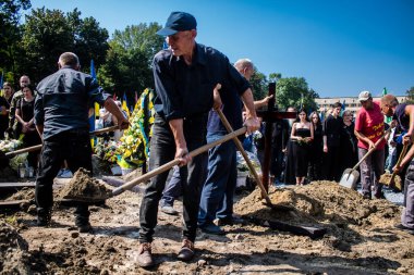 Lviv, Ukrayna, 31 Ağustos 2024 Rus ordusuna karşı yapılan savaşta ölen bir Azo askerinin mezarcılar tarafından Mars Alanı 'nda defnedildi..