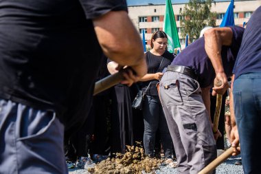 Lviv, Ukrayna, 31 Ağustos 2024 Rus ordusuna karşı yapılan savaşta ölen bir Azo askerinin mezarcılar tarafından Mars Alanı 'nda defnedildi..