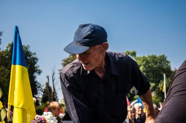 Lviv, Ukrayna, 31 Ağustos 2024 Rus ordusuna karşı yapılan savaşta ölen bir Azo askerinin mezarcılar tarafından Mars Alanı 'nda defnedildi..