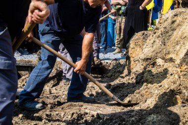Lviv, Ukrayna, 31 Ağustos 2024 Rus ordusuna karşı yapılan savaşta ölen bir Azo askerinin mezarcılar tarafından Mars Alanı 'nda defnedildi..