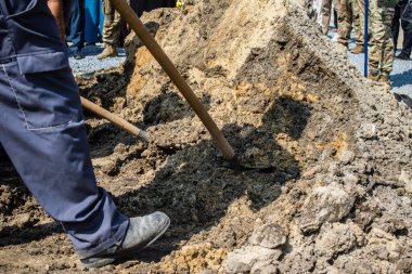 Lviv, Ukrayna, 31 Ağustos 2024 Rus ordusuna karşı yapılan savaşta ölen bir Azo askerinin mezarcılar tarafından Mars Alanı 'nda defnedildi..