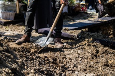 Lviv, Ukrayna, 31 Ağustos 2024 Rus ordusuna karşı yapılan savaşta ölen bir Azo askerinin mezarcılar tarafından Mars Alanı 'nda defnedildi..