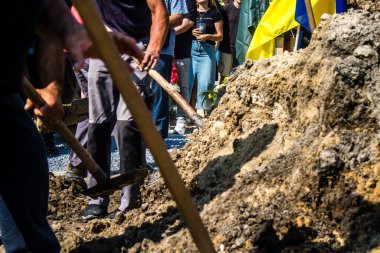 Lviv, Ukrayna, 31 Ağustos 2024 Rus ordusuna karşı yapılan savaşta ölen bir Azo askerinin mezarcılar tarafından Mars Alanı 'nda defnedildi..