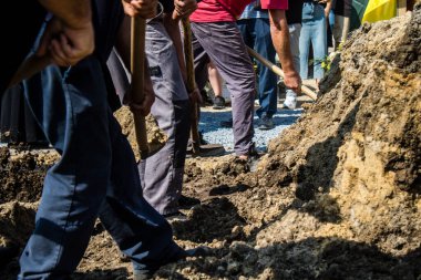 Lviv, Ukrayna, 31 Ağustos 2024 Rus ordusuna karşı yapılan savaşta ölen bir Azo askerinin mezarcılar tarafından Mars Alanı 'nda defnedildi..