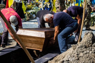 Lviv, Ukrayna, 31 Ağustos 2024 Rus ordusuna karşı yapılan savaşta ölen bir Azo askerinin mezarcılar tarafından Mars Alanı 'nda defnedildi..