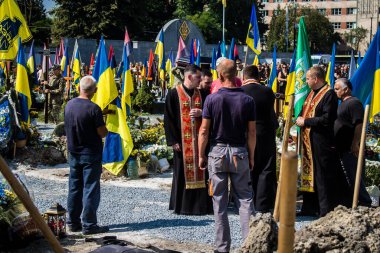Lviv, Ukrayna, 31 Ağustos 2024 Rus ordusuna karşı yapılan savaşta ölen bir Azo askerinin mezarcılar tarafından Mars Alanı 'nda defnedildi..