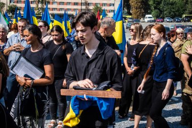 Lviv, Ukrayna, 31 Ağustos 2024 Mars 'taki Lviv askeri mezarlığındaki aile ve arkadaşları Rus ordusuyla savaşta ölen Azov askerinin defnedilmesine katıldılar..