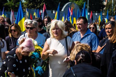 Lviv, Ukrayna, 31 Ağustos 2024 Mars 'taki Lviv askeri mezarlığındaki aile ve arkadaşları Rus ordusuyla savaşta ölen Azov askerinin defnedilmesine katıldılar..