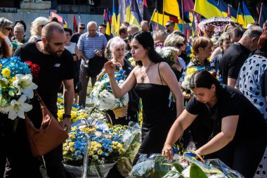 Lviv, Ukrayna, 31 Ağustos 2024 Mars 'taki Lviv askeri mezarlığındaki aile ve arkadaşları Rus ordusuyla savaşta ölen Azov askerinin defnedilmesine katıldılar..