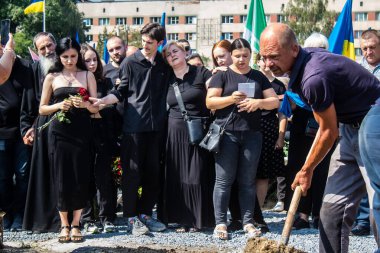 Lviv, Ukrayna, 31 Ağustos 2024 Mars 'taki Lviv askeri mezarlığındaki aile ve arkadaşları Rus ordusuyla savaşta ölen Azov askerinin defnedilmesine katıldılar..