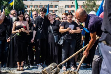 Lviv, Ukrayna, 31 Ağustos 2024 Mars 'taki Lviv askeri mezarlığındaki aile ve arkadaşları Rus ordusuyla savaşta ölen Azov askerinin defnedilmesine katıldılar..